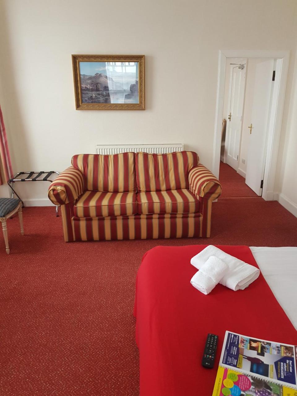 The Royal Hotel Blairgowrie and Rattray Buitenkant foto